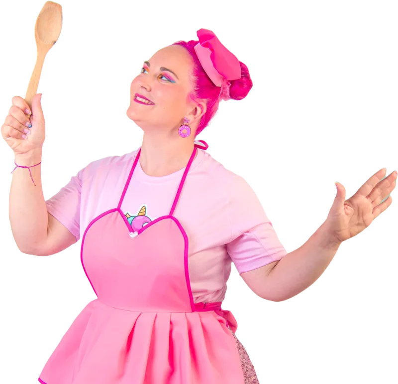 Cuca vestida de cocinera presenta la carta de Disparate