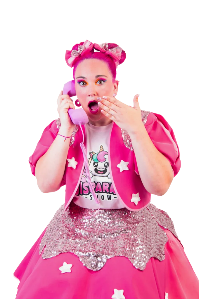 Cuca, de Disparate Show, con el teléfono lista para organizar tu evento