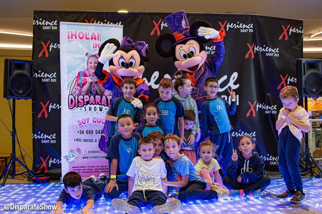 El equipo de Disparate Show en un evento